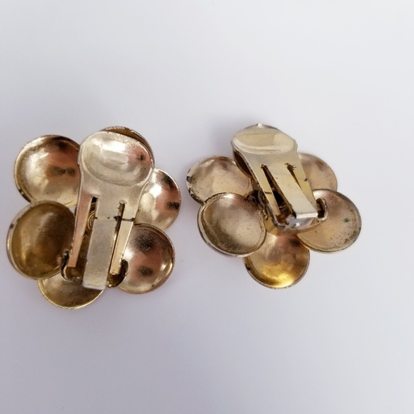 3x$15 Vintage clip on earrings Gold tone flower - Picture 3 of 3